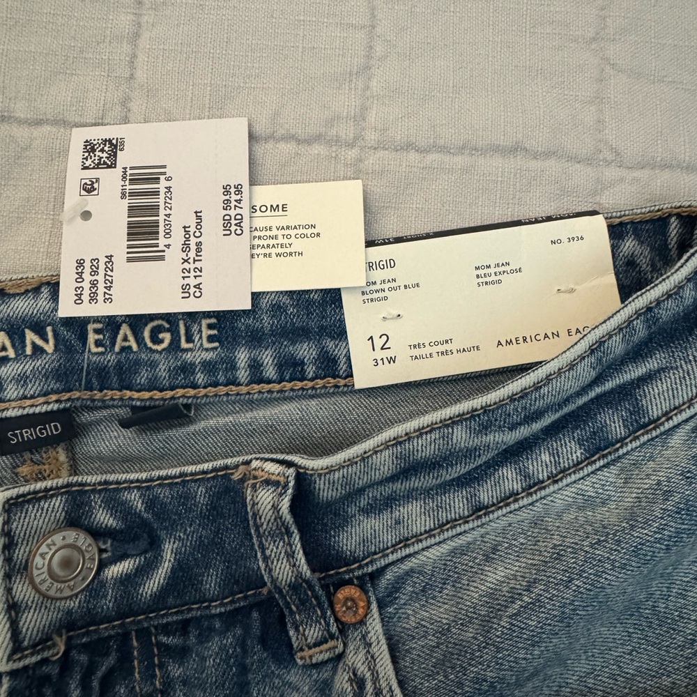 American Eagle. Straight leg w/ holes.